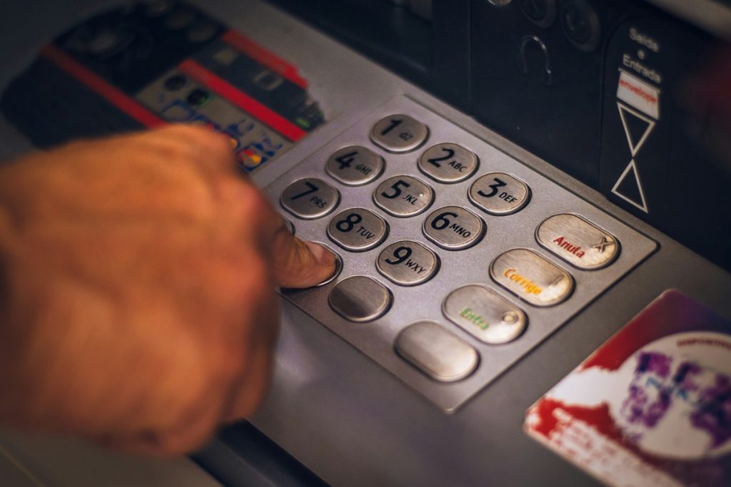 Bancos y servicios… y lo que nos queda por aguantar