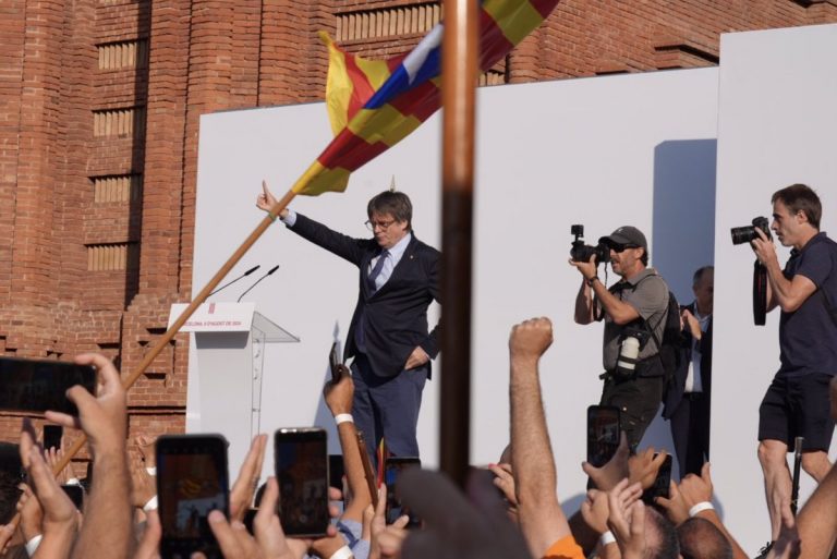 Carles Puigdemont, de expresidente a ilusionista con la complicidad del estado