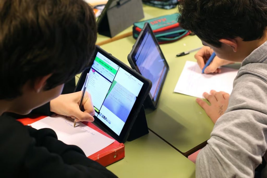 Digitalización en las aulas: El veto a las pantallas se hace efectivo